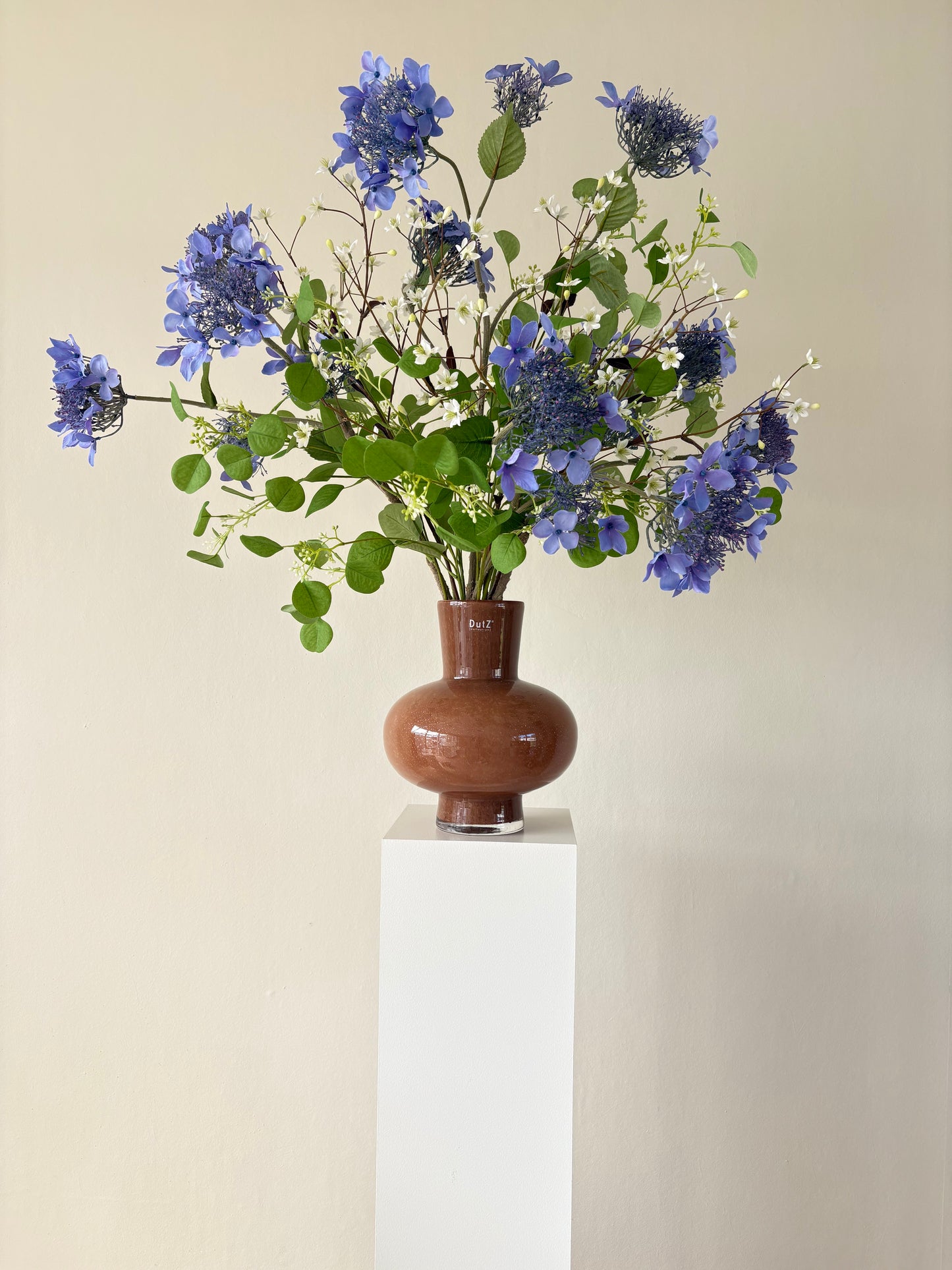 Ti amo – konstgjord blombukett i grått och vitt, stilren del av Bouqudecos konstgjorda buketter