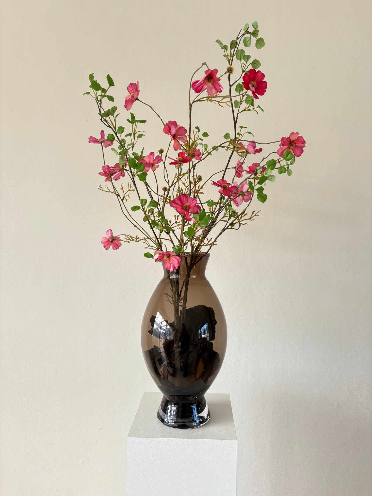 Dancing Kisses – konstgjord blombukett i livliga färger från Bouqudecos kollektion av konstgjorda buketter