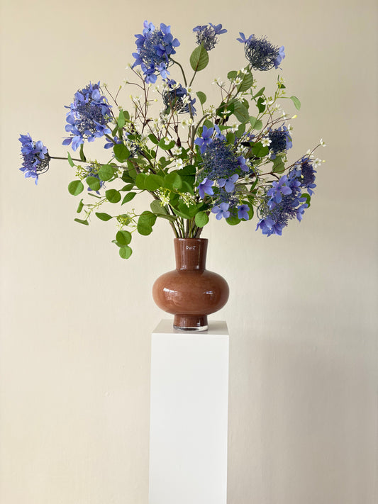 Ti amo – konstgjord blombukett i grått och vitt, stilren del av Bouqudecos konstgjorda buketter