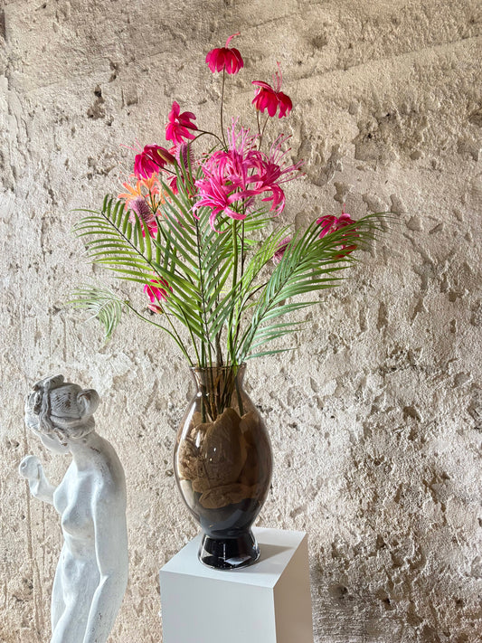 Ibiza – en elegant blomsterkomposition från Bouqudeco, del av kollektionen konstgjorda buketter